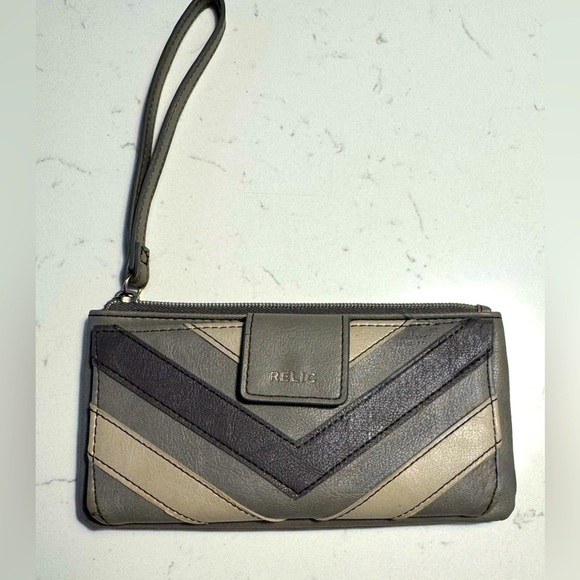 Relic Chevron Wristlet in Gray and Tan 3.5”x7.5” credit card holder and pockets - Picture 1 of 7